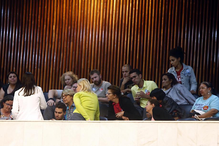 Professores ocuparam as galerias da Assembleia Legislativa do Paraná para protestar contra o projeto que pode suspender a eleição para diretores de escolas | Albari Rosa / Agência de Notícias Gazeta do Povo