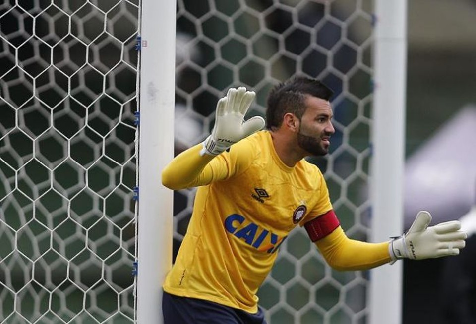 Weverton cobra foco no Atlético após a derrota para o Coritiba no clássico | Jonathan Campos / Gazeta do Povo
