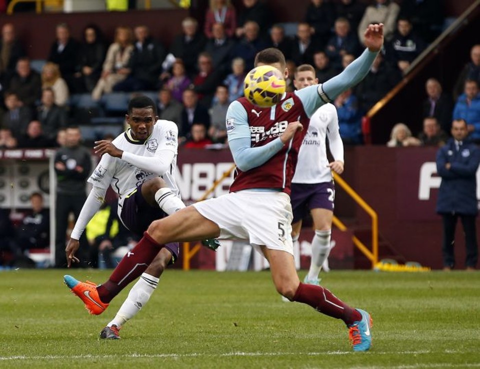 Com dois gols de Eto'o, Everton vence o Burnley Etoo chuta para marcar o terceiro gol do Everton na vitória deste domingo | Reuters