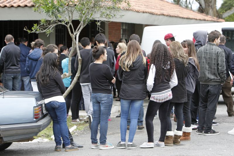 Dezenas de amigos compareceram ao velório de Bárbara, ontem. Eles cobram uma resposta rápida pelo crime | Antônio More/ Gazeta do Povo