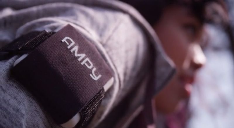 O Ampy é pequeno, menor que um celular, e pode ser levado no bolso ou preso no corpo junto com acessórios inclusos no kit | Reprodução.