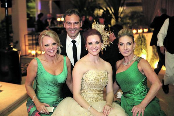 A noiva Carolina Garofani (ao centro) com sua mãe, Suzy (à esq.), Cristiane Mocellin e oparty designerMarcos Soares | Anderson Miranda