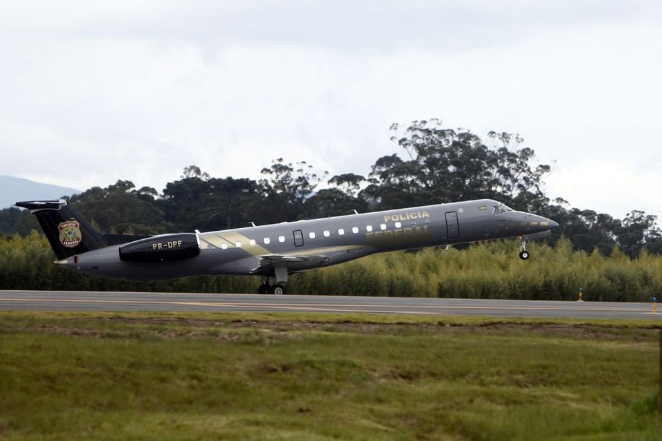 Avião da Polícia Federal deixa o aeroporto Afonso Pena para levar Paulo Roberto Costa para o Rio de Janeiro, onde ele vai cumprir prisão domiciliar. | Agência Gazeta do Povo/ Albari Rosa