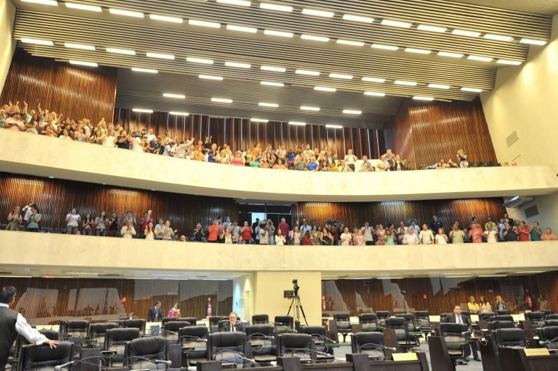 Diretores de várias escolas e sindicalistas marcaram presença e vibraram com o fim da sessão sem a votação do projeto referente a eleição dos diretores | Sandro Nascimento / Alep / Divulgação