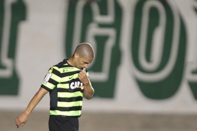 Alex sai de campo cabisbaixo, após derrota de 3 a 0 em Goiânia | Carlos Costa/Futura Press/Folhapress