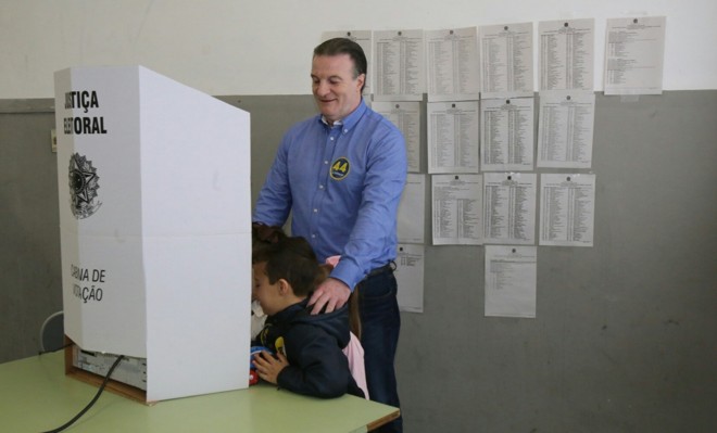 O candidato do PRP, Ogier Buchi, votou noColégio Estadual Professor Cleto, em Curitiba |