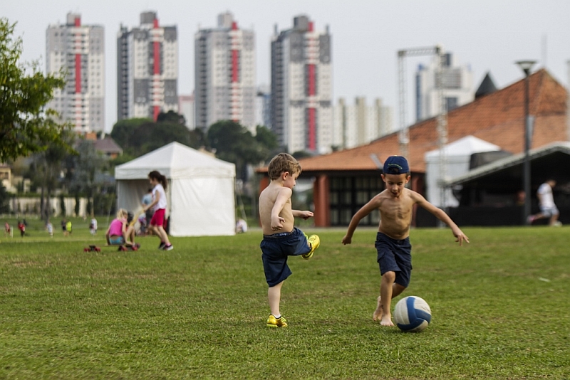 Crianças se divertem no Parque Barigui, em Curitiba, em um dos dias de muito calor que foram registrados durante a semana | Daniel Castellano / Agência de Notícias Gazeta do Povo