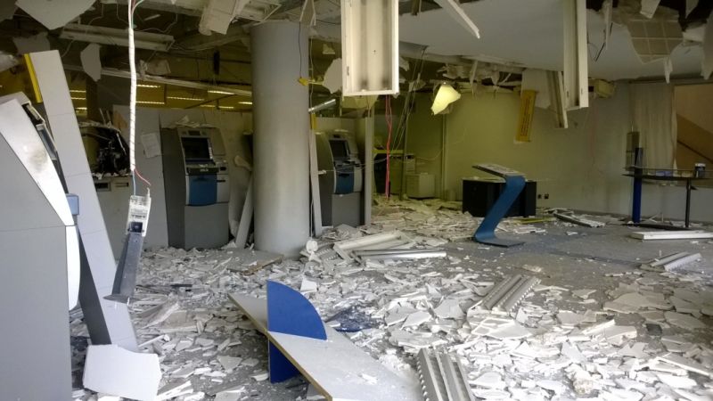 Explosão danificou interior da agência | Aniele Nascimento/ Agência de Notícias Gazeta do Povo