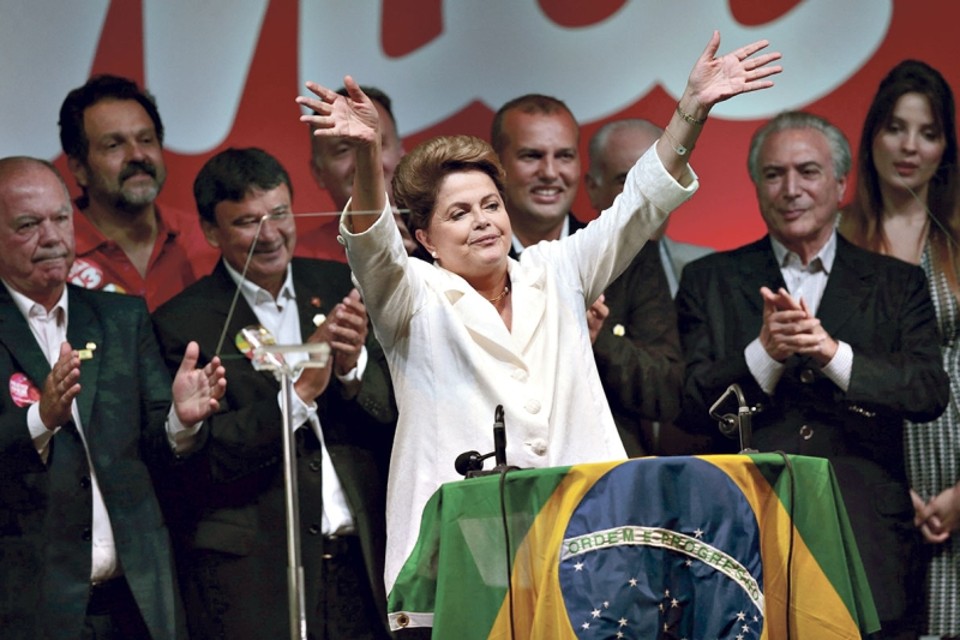 Dilma durante o discurso da vitória: presidente adotou o tom da mudança, e disse que a principal delas é a reforma política. Para a petista, isso tem de ser feito pelo Congresso e por meio de plebiscito | Ueslei Marcelino/ Reuters