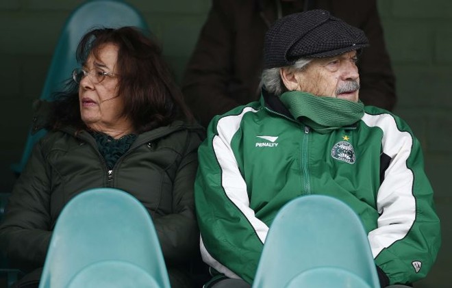 Torcida do Coritiba teve que encarar o frio no Couto Pereira para assistir à vitória sobre o Atlético |