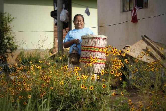 Ela aprendeu a fazer cestarias com a mãe e repassou a tradição para os filhos |