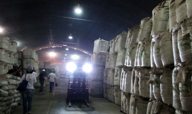 Na cooperativa Colonias Unidas, a maior do Paraguai, os depósitos estão carregados de sementes para a segunda safra de soja em Obligado (Itapúa). Os agrônomos Carlos Benkenstein e Diana Acuña contam que a prioridade é atender aos 4 mil cooperados. O grupo é uma exceção. Para reduzir custos, os produtores costumam plantar grãos próprio (semente salva). | 