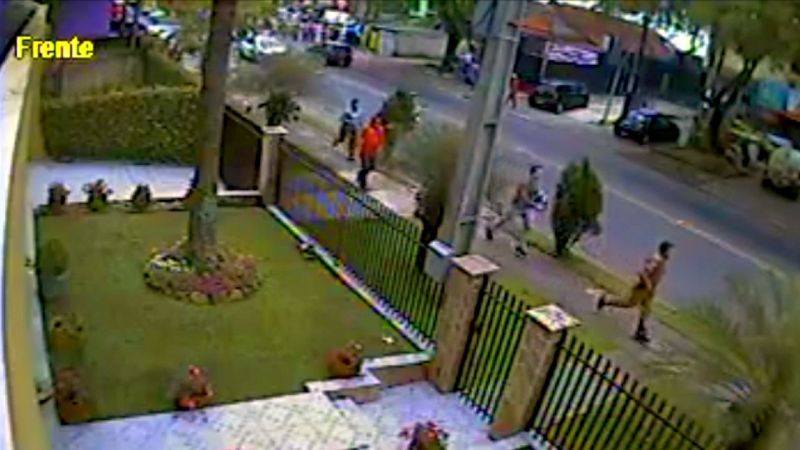 Detalhe do vídeo que mostra a movimentação dos PMs no momento em que Bárbara foi atingida | Reprodução da TV