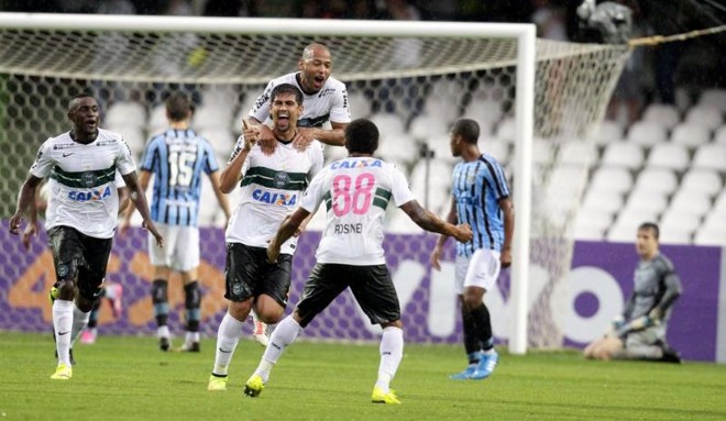 Jogadores comemoram gol de Leandro Almeida, ainda no primeiro tempo |