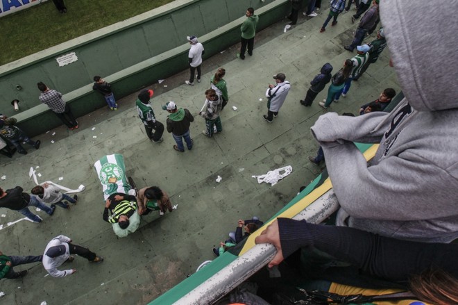 Amuleto alviverde, o aposentado Jairton da Rocha acompanha o clube em uma maca no Couto Pereira |