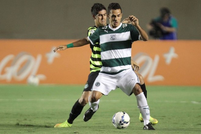 Os jogadores Esquerdinha do Goiás e Leandro Almeida do Coritiba em lance durante a partida entre Goiás e Coritiba, no Estádio Serra Dourada, em Goiânia |