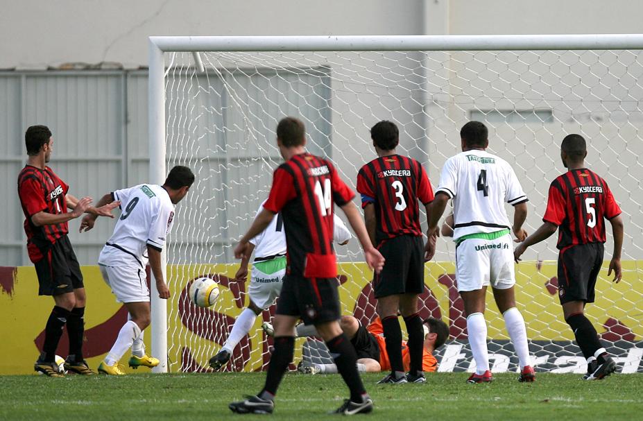 Imagem de um dos quatro gols do Figueira no duelo com o Atlético em novembro de 2006, na Vila Capanema | Rodolfo Buhrer / Arquivo Gazeta do Povo