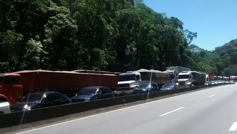 Remoção de veículo tombado chegou a gerar fila de três quilômetros | Oswaldo Eustáquio/ Gazeta do Povo