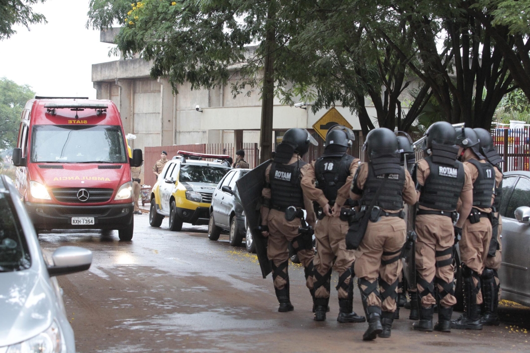Ambulância chega para ficar de sobreaviso caso hajam feridos no motim | Ivan Amorim/Especial para a Gazeta do Povo