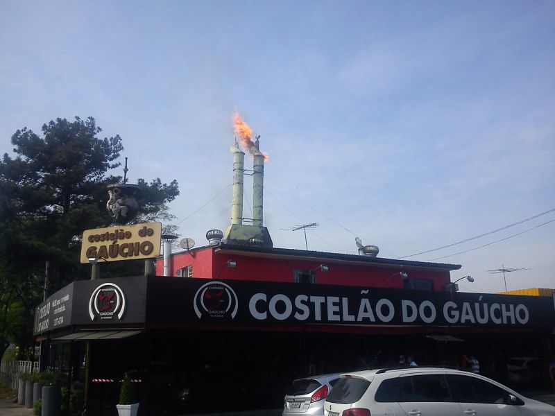 Chamas atingiram a chaminé da churrascaria, mas foram controladas rapidamente | Mauro Cichon/Agência de Notícias Gazeta do Povo