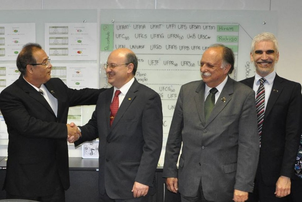 Rebelatto, presidente da Ebserh, cumprimenta o reitor da UFPR, Zaki Akel Sobrinho | Ebserh/Divulgação