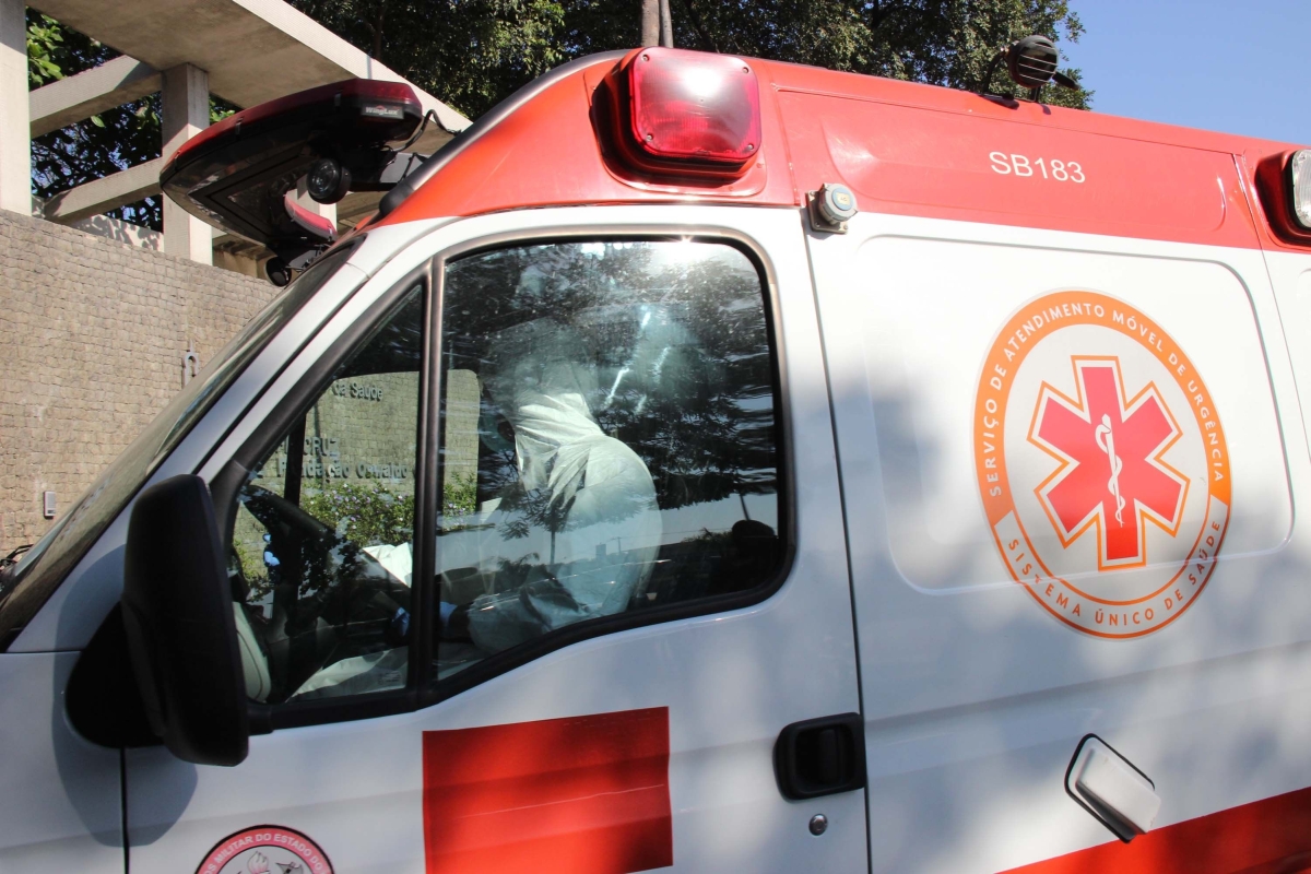 Ambulância chega ao Instituto Nacional de Infectologia Evandro Chagas, na Fiocruz | José Lucena/Futura Press/Folhapress