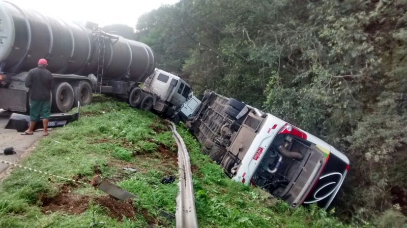 Com o impacto, o ônibus foi parar no barranco | Lineu Filho/Tribuna do Paraná