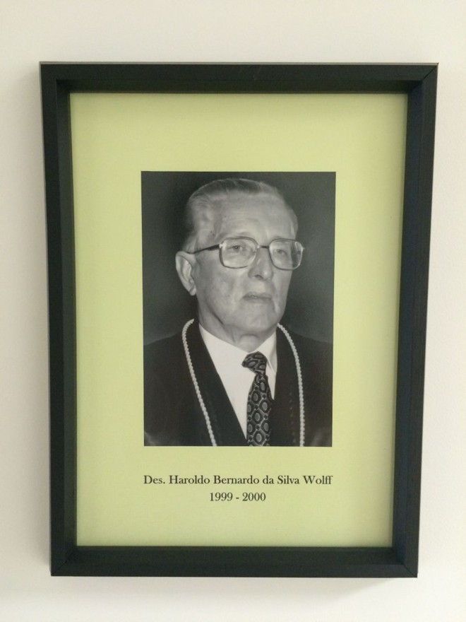 Des. Haroldo Bernardo da Silva WolffIniciou sua carreira na magistratura em julho de 1955, quando, após concurso, foi nomeado juiz substituto. Em maio de 1979, foi nomeado, por merecimento, juiz do Tribunal de Alçada. Em julho de 1986, foi nomeado, por merecimento, para desembargador do TJ-PR, do foi vice-presidente no biênio 1999/2000. Presidiu o Tribunal Regional Eleitoral no biênio 1995/96. Colaborou com a fundação da Faculdade de Direito do Norte Pioneiro, em Jacarezinho, sendo seu primeiro diretor. Aposentou-se em 11 de maio de 2000. |