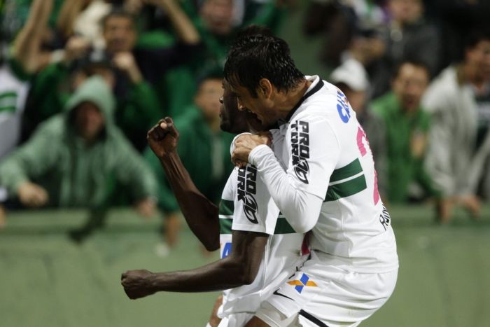 Joel comemora com Robinho gol do Coritiba diante do Criciúma | Daniel Castellano / Gazeta do Povo