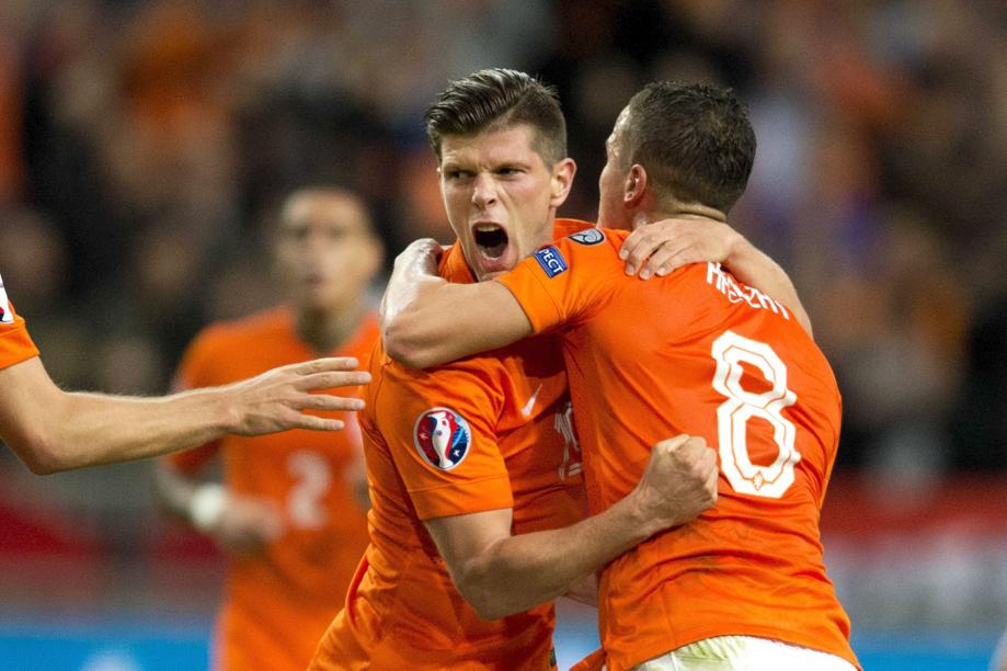 Huntelaar comemora um dos gols da virada da Holanda diante do Casaquistão | EFE