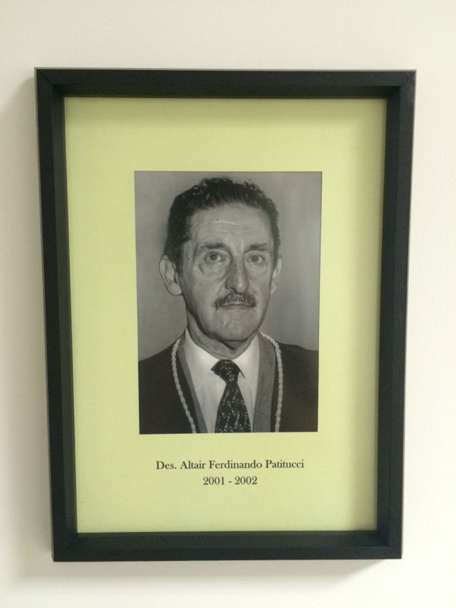 Des. Altair Ferdinando PatitucciIniciou na carreira jurídica como promotor de justiça. Em dezembro de 1959 foi nomeado juiz substituto. Em agosto de 1985, foi nomeado juiz do Tribunal de Alçada e foi promovido a desembargador do Tribunal de Justiça do Paraná em agosto de 1993, exercendo os cargos de corregedor, vice-presidente e presidente do Tribunal Regional Eleitoral no Biênio 1999/2000 e vice-presidente do Tribunal de Justiça na gestão 2001/02. Aposentou-se compulsoriamente em 2002. Foi professor assistente de Processo Penal da Faculdade de Direito de Curitiba; professor convidado da Escola da Magistratura do Estado do Paraná; professor titular de Direito Penal da Faculdade de Direito de Curitiba. |