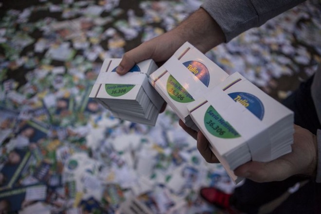 Será que tem figurinha repetida nesse maço de santinhos jogado em Curitiba? | 