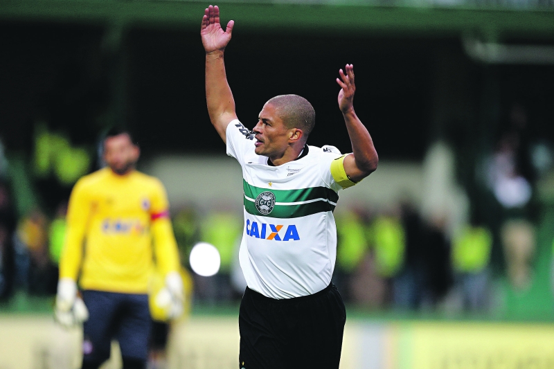 Alex vibra com a torcida no apito final do árbitro. Camisa 10 coxa-branca deixa o maior duelo do estado como vitorioso | Albari Rosa/ Gazeta do Povo