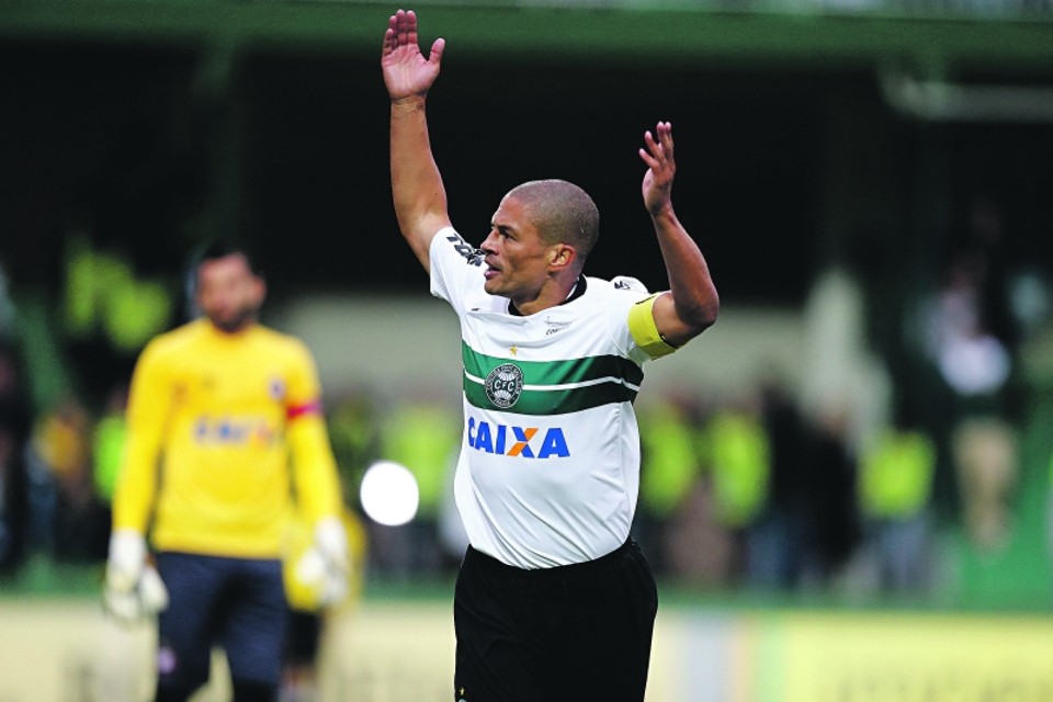 Alex vibra com a torcida no apito final do árbitro. Camisa 10 coxa-branca deixa o maior duelo do estado como vitorioso | Albari Rosa/ Gazeta do Povo
