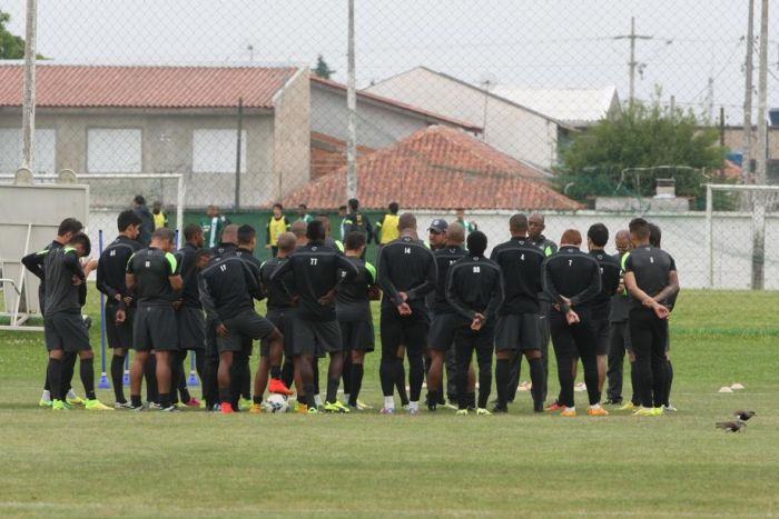 Elenco do Coritiba conversa antes do treino: técnico Marquinhos Santos espera que com a ajuda do psicólogo Maurício Pinto Marques auxilie o time na luta contra o rebaixamento | Aniele Nascimento / Gazeta do Povo