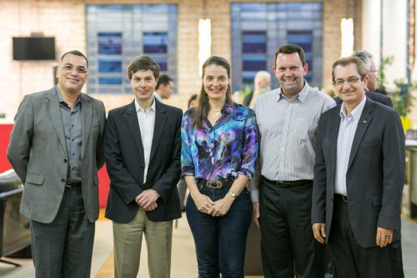 O presidente do GRPCOM, Guilherme Cunha Pereira, e a diretora da Unidade Jornais, Ana Amélia Filizola, recepcionaram a diretoria da Associação Franciscana de Ensino Bom Jesus para o jantar da série Encontro Bom Gourmet Gazeta do Povo, na quarta-feira, no Espaço A Fabrika. Com eles na foto, o diretor-geral do grupo educacional, Jorge Siarcos (à esq.), e os freis Mario Knapik e Nelson José Hillesheim (ambos à dir.) | Rubens Nemitz Jr
