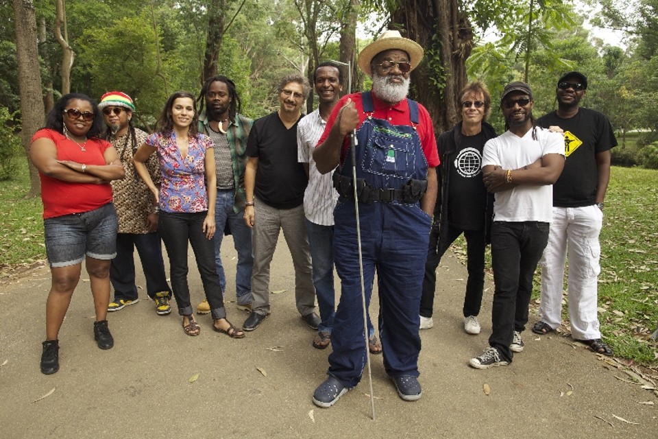 O grupo Playing for Change Band reúne 12 músicos de 10 países | Divulgação
