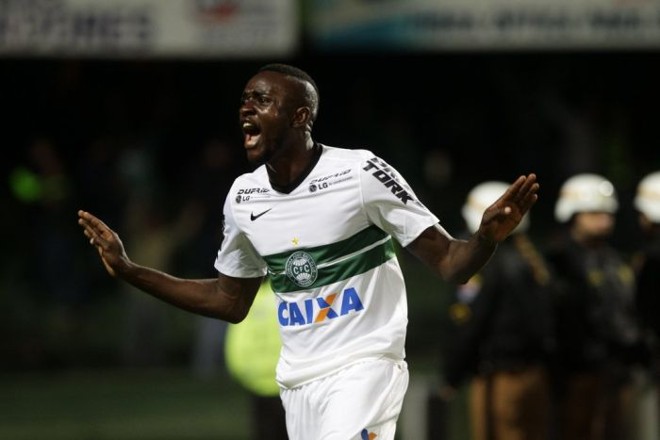 Atacante Joel comemora gol do Coritiba diante do Botafogo |