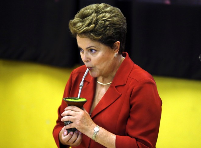 Presidente Dilma toma chimarrão feito pelo mesário na seção onde ela votou, em Porto Alegre |