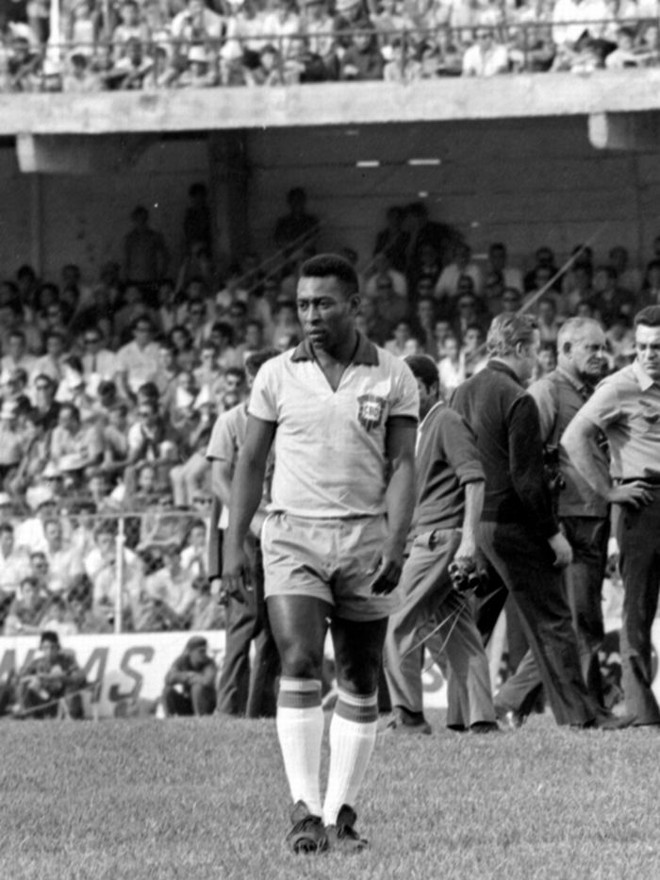 Pelé com a camisa da seleção no Belford Duarte, em amistoso do Brasil com a seleção paranaense em 1968 | 