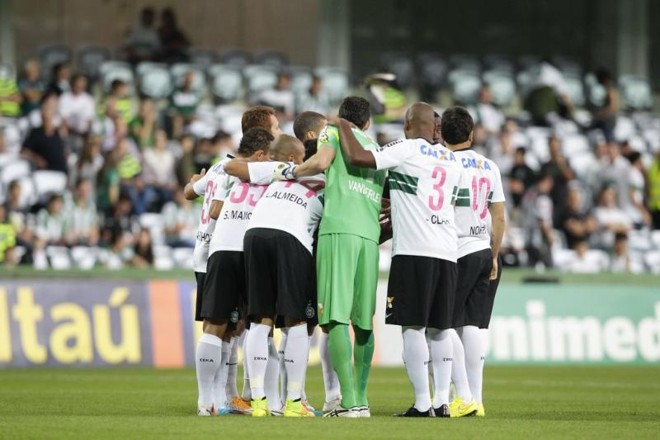 Time paranaense reunido antes do início da partida |