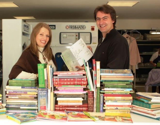 O casal Birgit e Driano Marsili fez a alegria das crianças internadas no Hospital Evangélico com os 165 livros que arrecadou junto aos clientes das lojas Lavasecco Ecoville e Angeloni Batel |