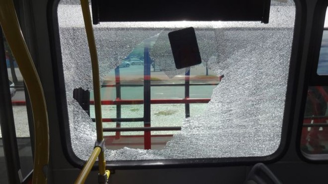 Ônibus biarticulado depredado perto do Passeio Público antes do Atletiba de sábado | 