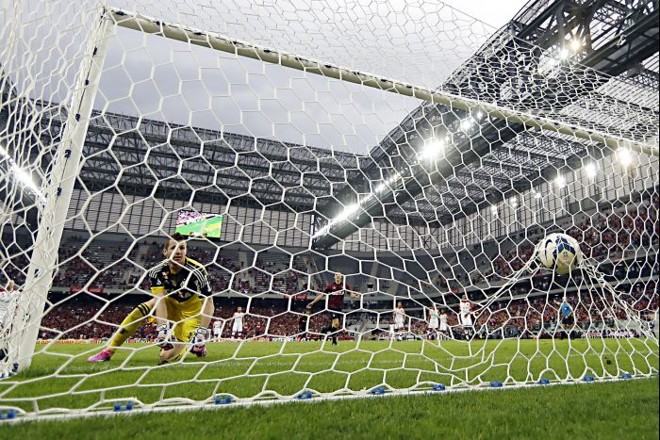 Goleiro do Flamengo, Paulo Vitor, observa a bola entrar no segundo gol de Cléo pelo Atlético | 