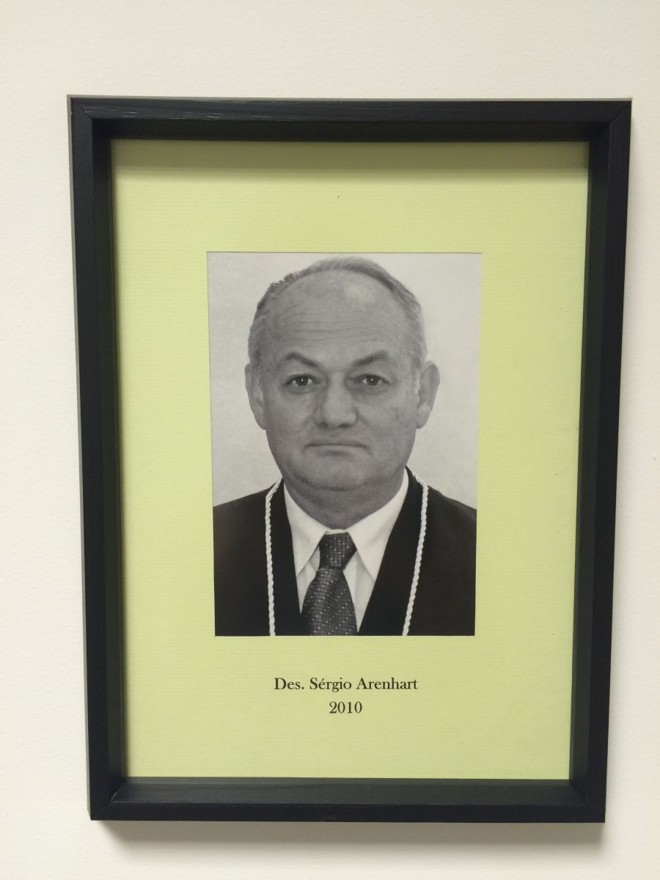Des. Sérgio ArenhartAprovado em concurso público para juiz substituto, foi nomeado em setembro de 1969. Em março de 1995 foi nomeado juiz do Tribunal de Alçada e, em dezembro de 2003, foi promovido ao cargo de desembargador do TJ-PR. Assumiu a 2ª vice-presidência em julho de 2010, na vaga deixada pela aposentadoria compulsória do desembargador João Luiz Manassés de Albuquerque, e, em agosto do mesmo ano, assumiu a 1ª vice-presidência em virtude da aposentadoria do desembargador Ruy Fernando de Oliveira. Foi eleito 2º vice-presidente na gestão 2010/2011. |