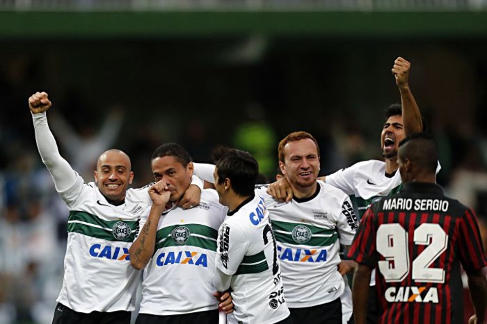 Jogadores do Coritiba comemoram o gol de Helder no clássico com o Atlético | Albari Rosa / Gazeta do Povo