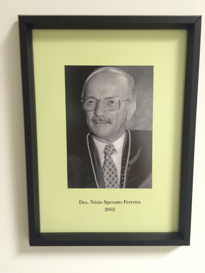 Des. Nério Spessato FerreiraExerceu a advocacia durante 5 anos e ingressou na carreira como juiz substituto, em junho 1964. Em junho de 1990 foi nomeado juiz do Tribunal de Alçada e, em agosto de 1998, foi promovido a desembargador do TJ-PR. Assumiu a vice-presidência em 2002 e a 2ª vice-presidência no biênio 2005 a 2006. Aposentou-se em 10 de maio de 2006. |
