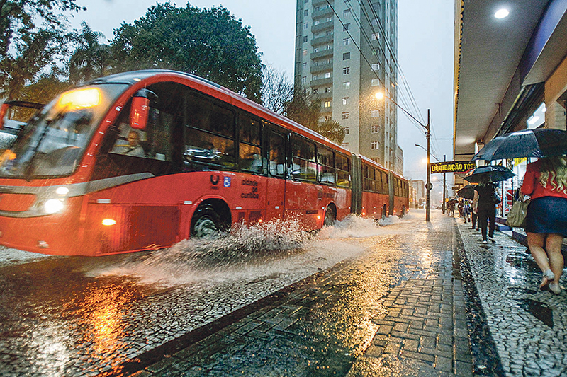 Tempestade foi intensa e pegou várias pessoas de surpresa | Daniel Castellano/ Gazeta do Povo
