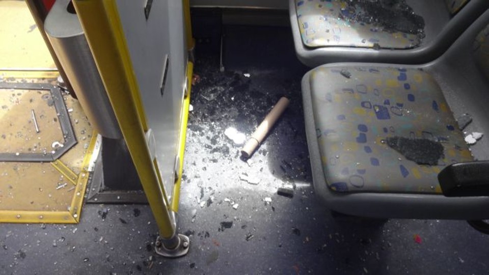Ônibus biarticulado depredado perto do Passeio Público antes do Atletiba de sábado | Divulgação Sestranp
