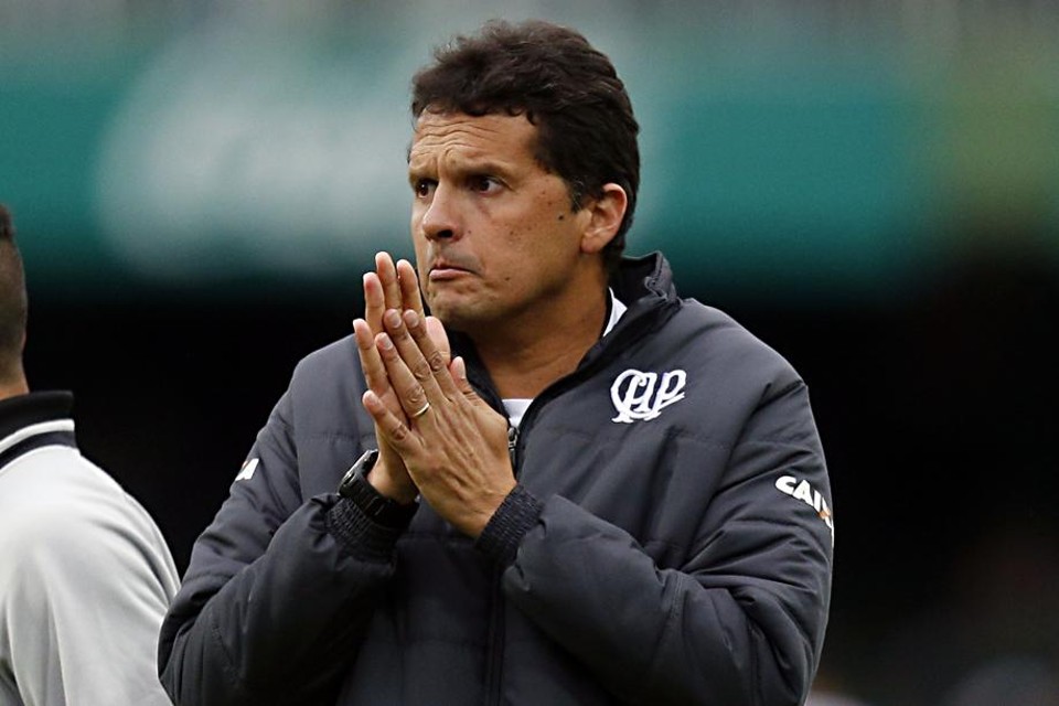 Meta do técnico do Atlético-PR é vencer as próximas duas partidas para se afastar de vez da ZR | Albari Rosa / Gazeta do Povo